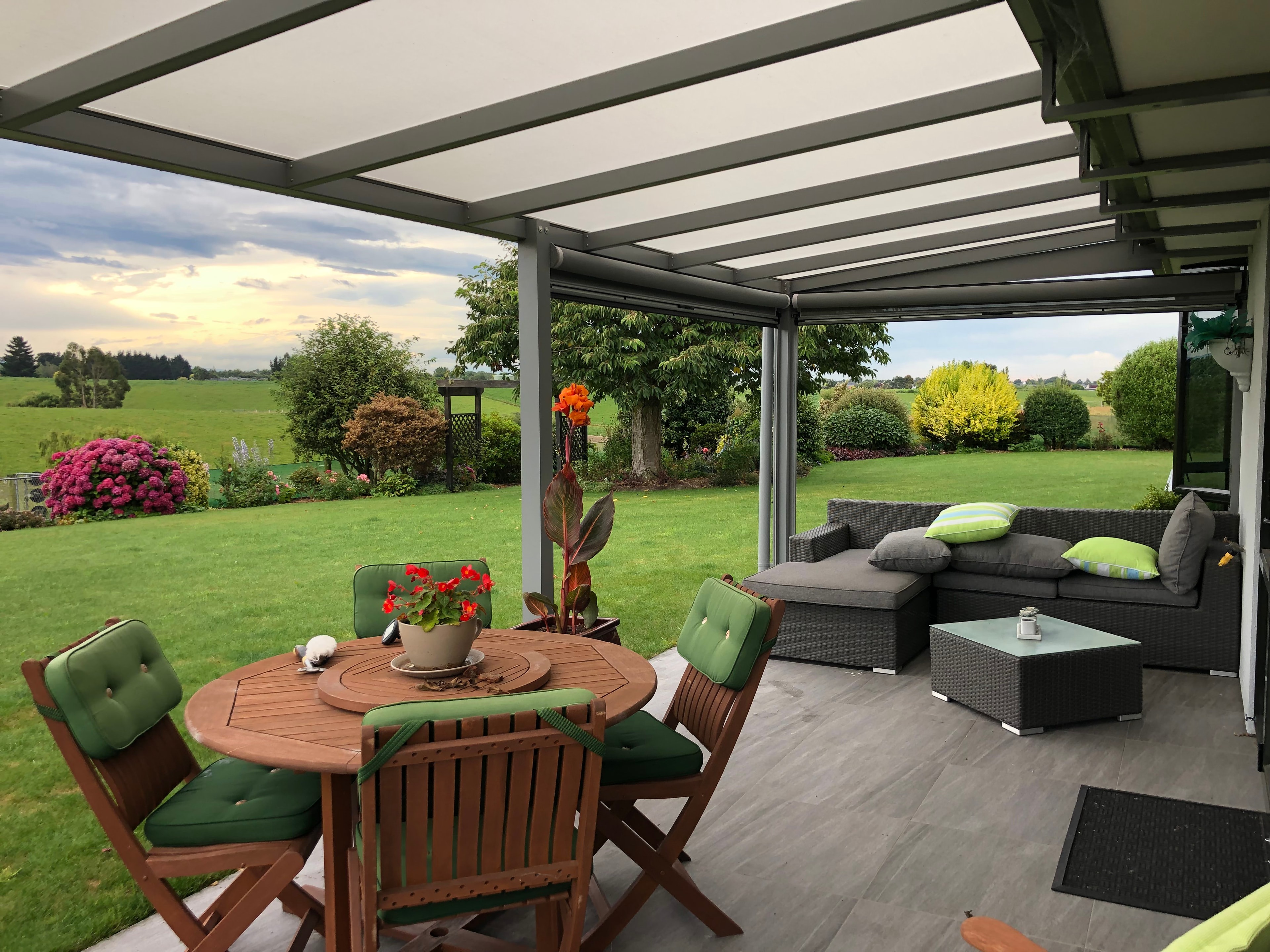 Alfresco entertaining area with outdoor blinds